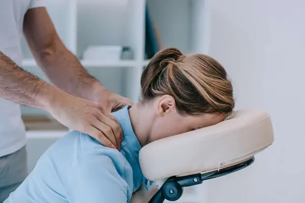 séance de Amma pour une femme sur son lieu de travail